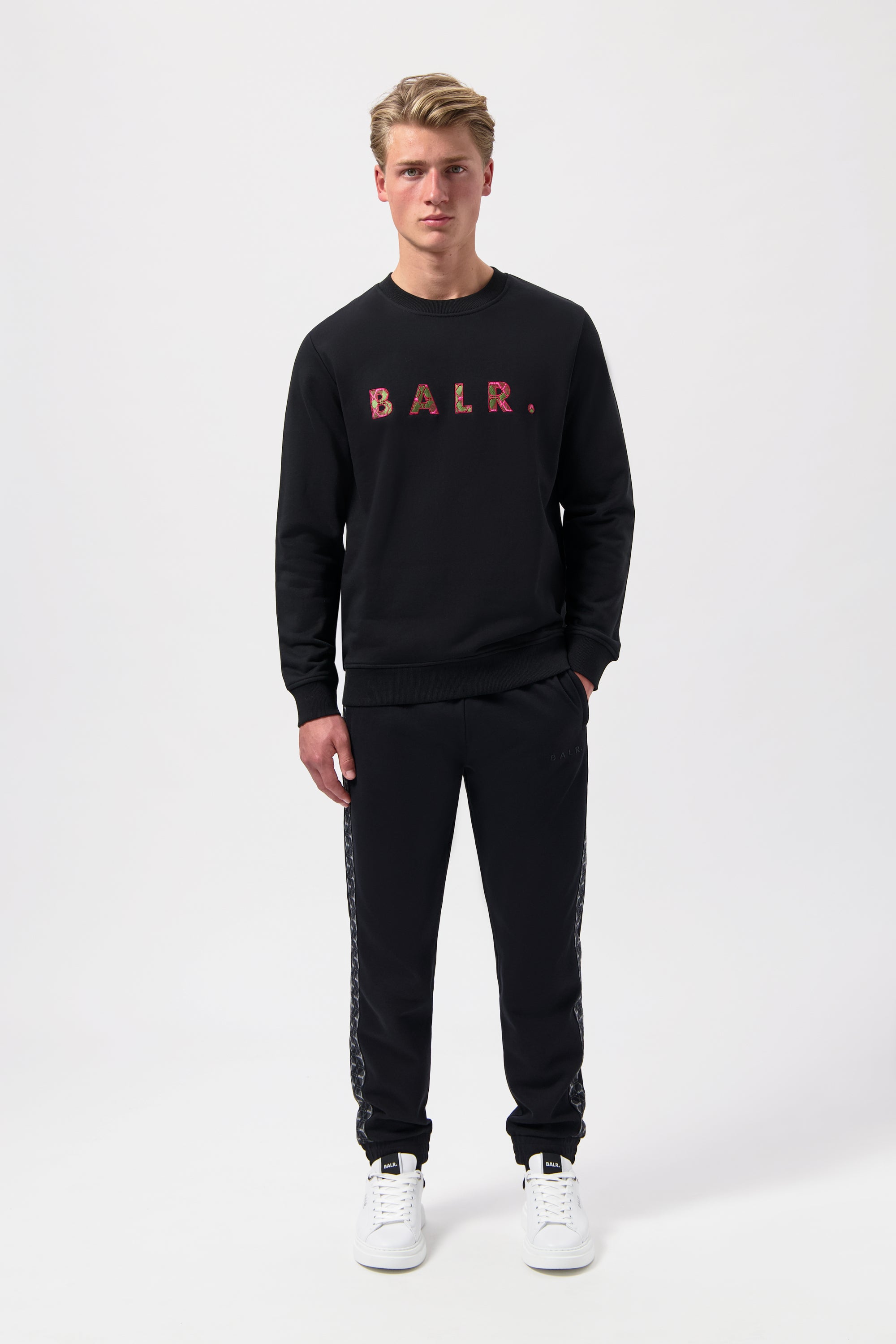 BALR. Monogram Embro Regulär Fit Crewneck Jet Black/Tibetian Red