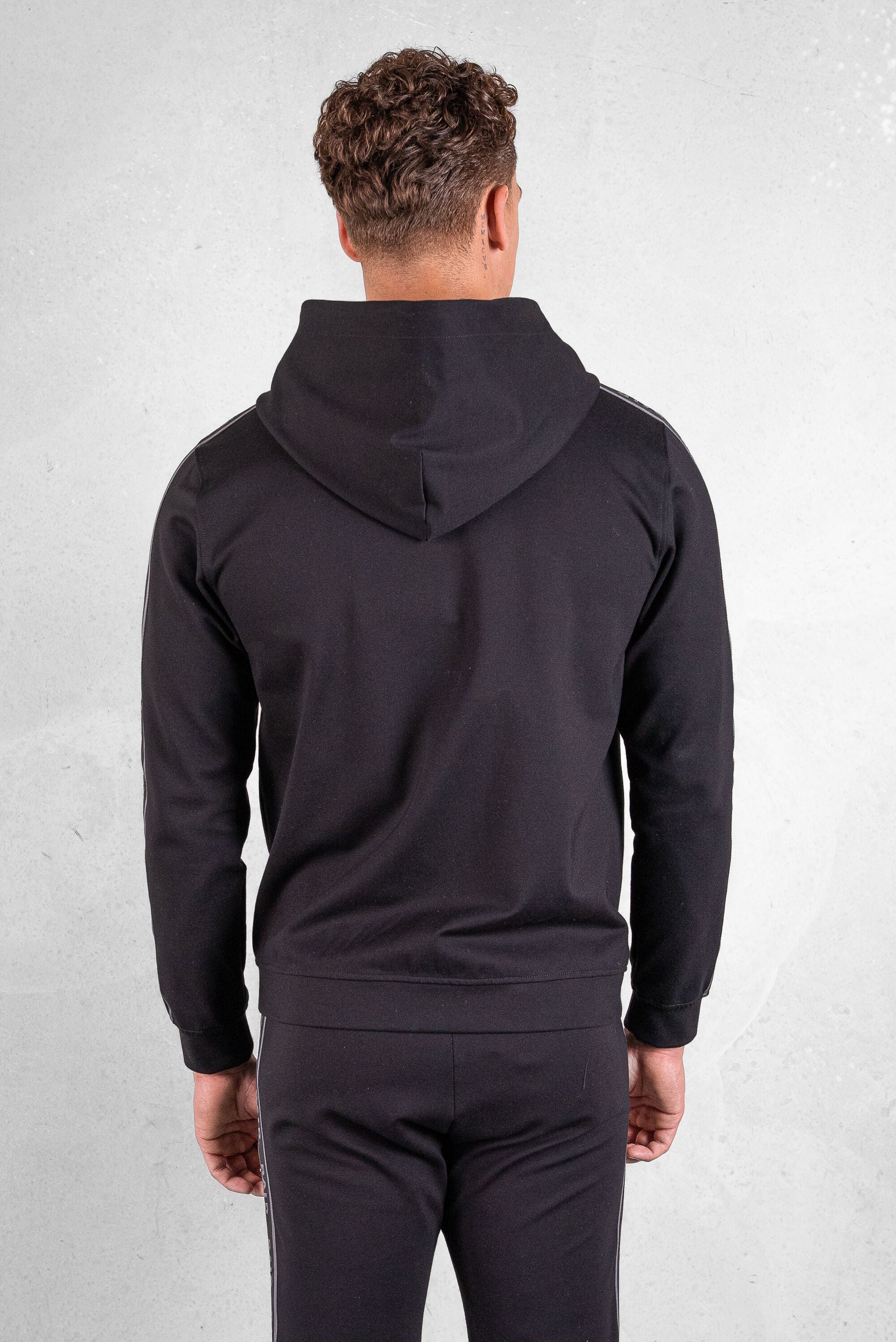 Q-Tape Zip a través de la sudadera con capucha Jet Black