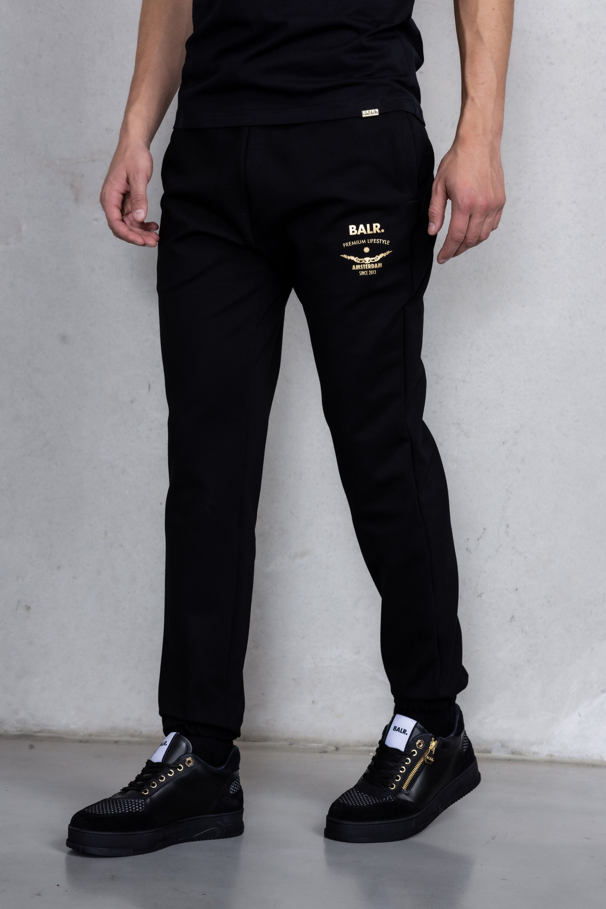 Regular Gold Emblem Jogger Jet Black